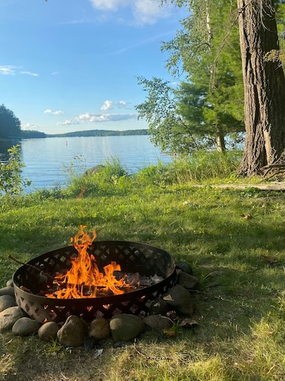Quaint lakefront cabin 