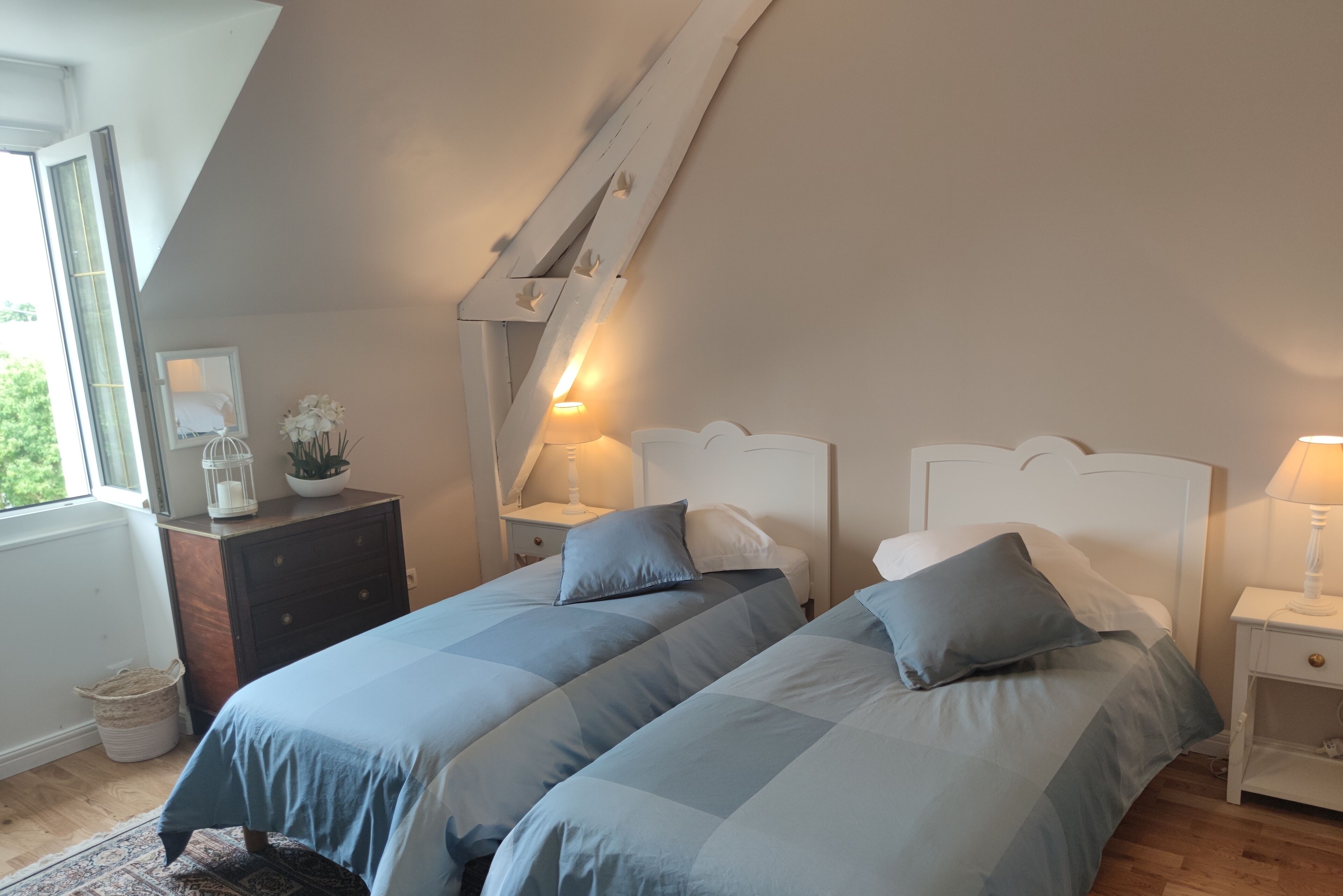 2 bedrooms, travel crib, WiFi