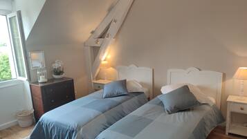 2 bedrooms, travel crib, WiFi