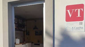 Una pequeña cocina con electrodomésticos blancos y encimera de madera.