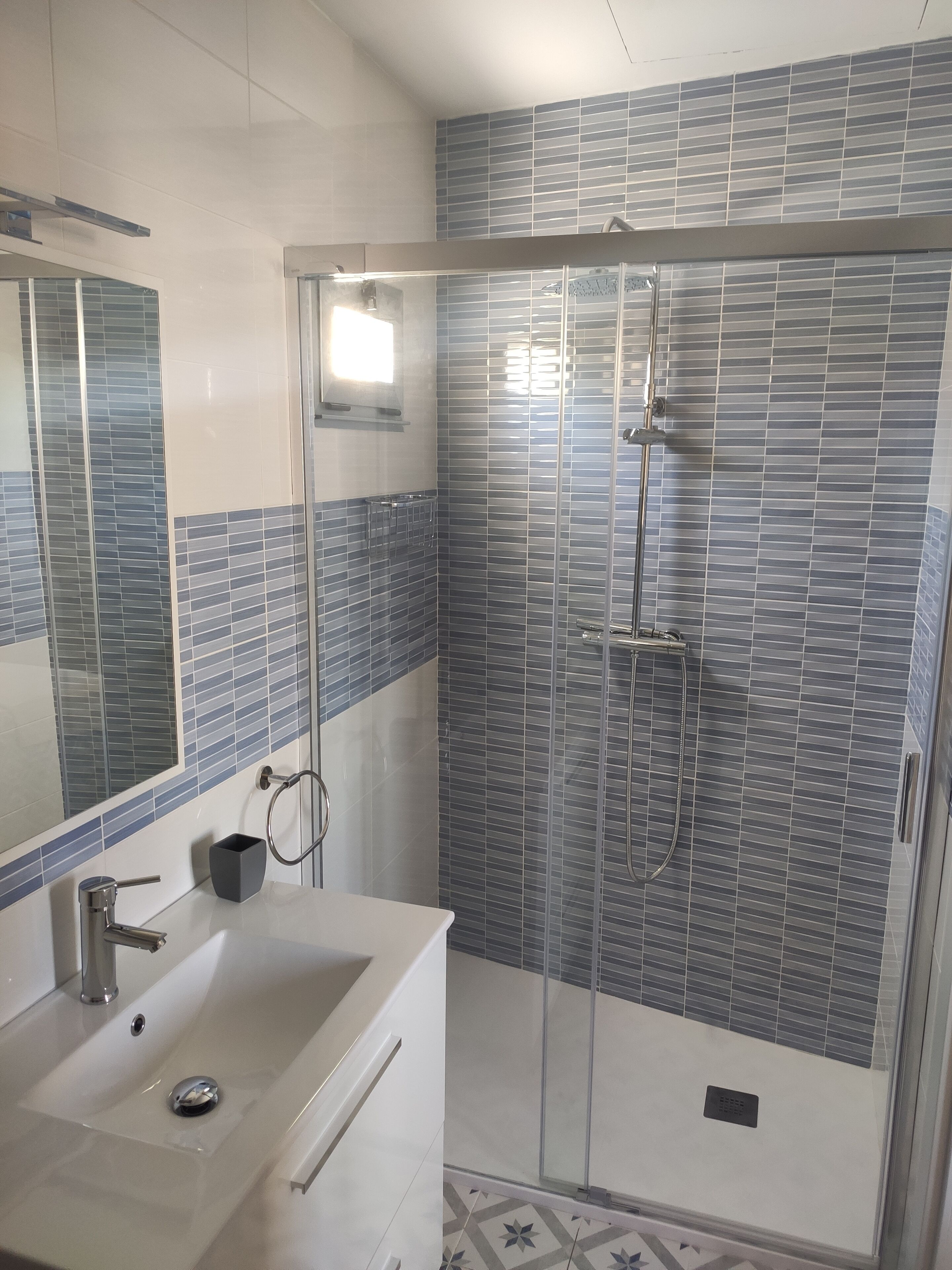 淋浴设施、吹风机、毛巾、肥皂