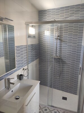 Dusche, Haartrockner, Handtücher, Seife
