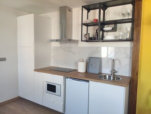 Réfrigérateur, micro-ondes, plaque de cuisson, cafetière/bouilloire