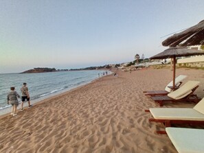 Tumbonas, sombrillas y toallas de playa