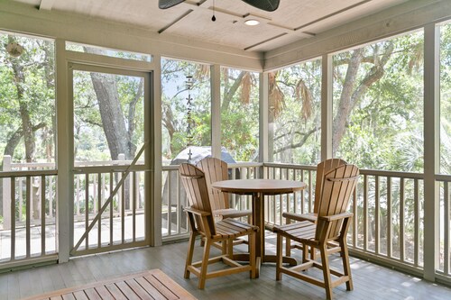 New listing, community pool, easy beach access!
