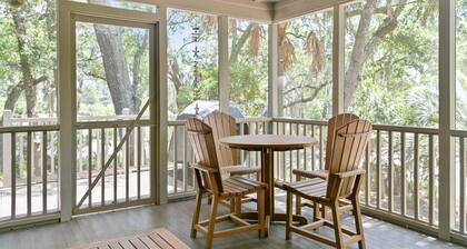 New listing, community pool, easy beach access!