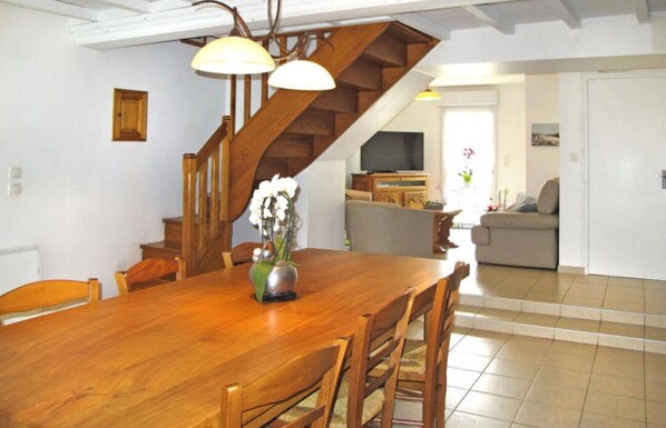 Dining - Maison Située Dans une Impasse (Créances)
