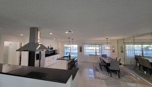 Dining - Cheerful 3 bedroom,resurfaced pool home. 15 minutes from Siesta Beach. Remodeled (Sarasota)