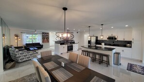 Interior - Cheerful 3 bedroom,resurfaced pool home. 15 minutes from Siesta Beach. Remodeled (Sarasota)