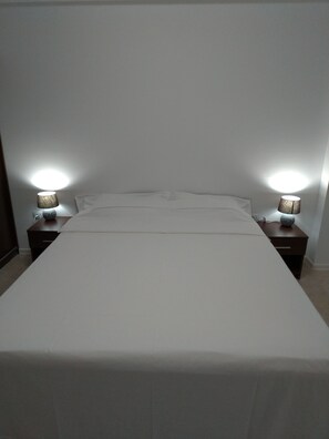 2 bedrooms, iron/ironing board, free WiFi, bed sheets - 2 apartments, of 2 rooms each, next each other, for max 10 persons, beachfront (Navodari)