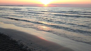 A beach with waves, a sunset, and a distant horizon. - 2 apartments, of 2 rooms each, next each other, for max 10 persons, beachfront (Navodari)