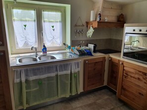 Kühlschrank, Ofen, Herdplatte, Wasserkocher mit Kaffee-/Teezubehör