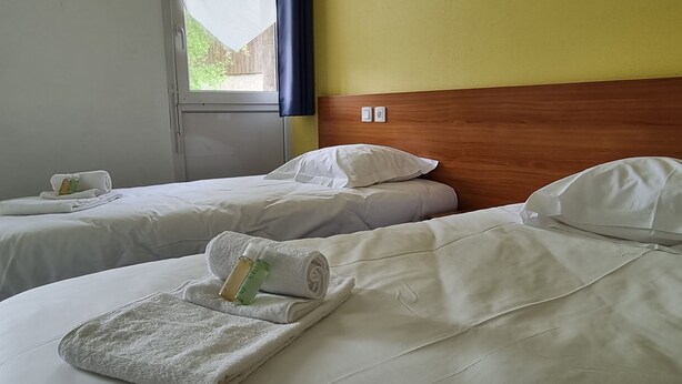 Economy Double or Twin Room, 2 Single Beds - Hotel-Restaurant Eden Lake (Egletons)