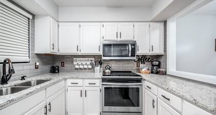 Resort Pool, Kiddos, Private XL Deck, Spacious, 2Kings, HotTub PtRoyale CLEAN!