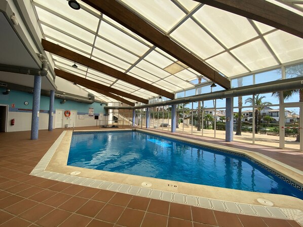 Piscine intérieure, piscine extérieure