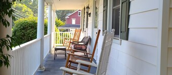 Three bedroom farmhouse,king size beds with country living 
