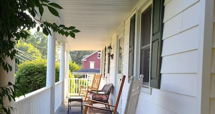 Three bedroom farmhouse,king size beds with country living