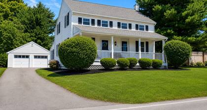 Three bedroom farmhouse,king size beds with country living