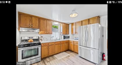 Three bedroom farmhouse,king size beds with country living