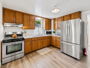 Wasserkocher mit Kaffee-/Teezubehör, Kühlschrank, Mikrowelle, Ofen