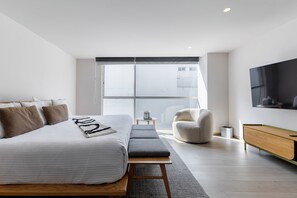 2 bedrooms, in-room safe, desk, iron/ironing board