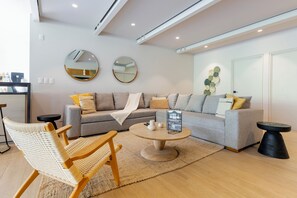 Tv, böcker, en stereo och kontor