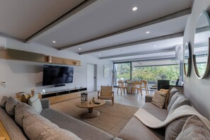 Tv, böcker, en stereo och kontor