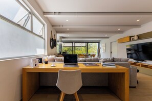 Fernseher, Bücher, Stereoanlage, Arbeitsbereiche