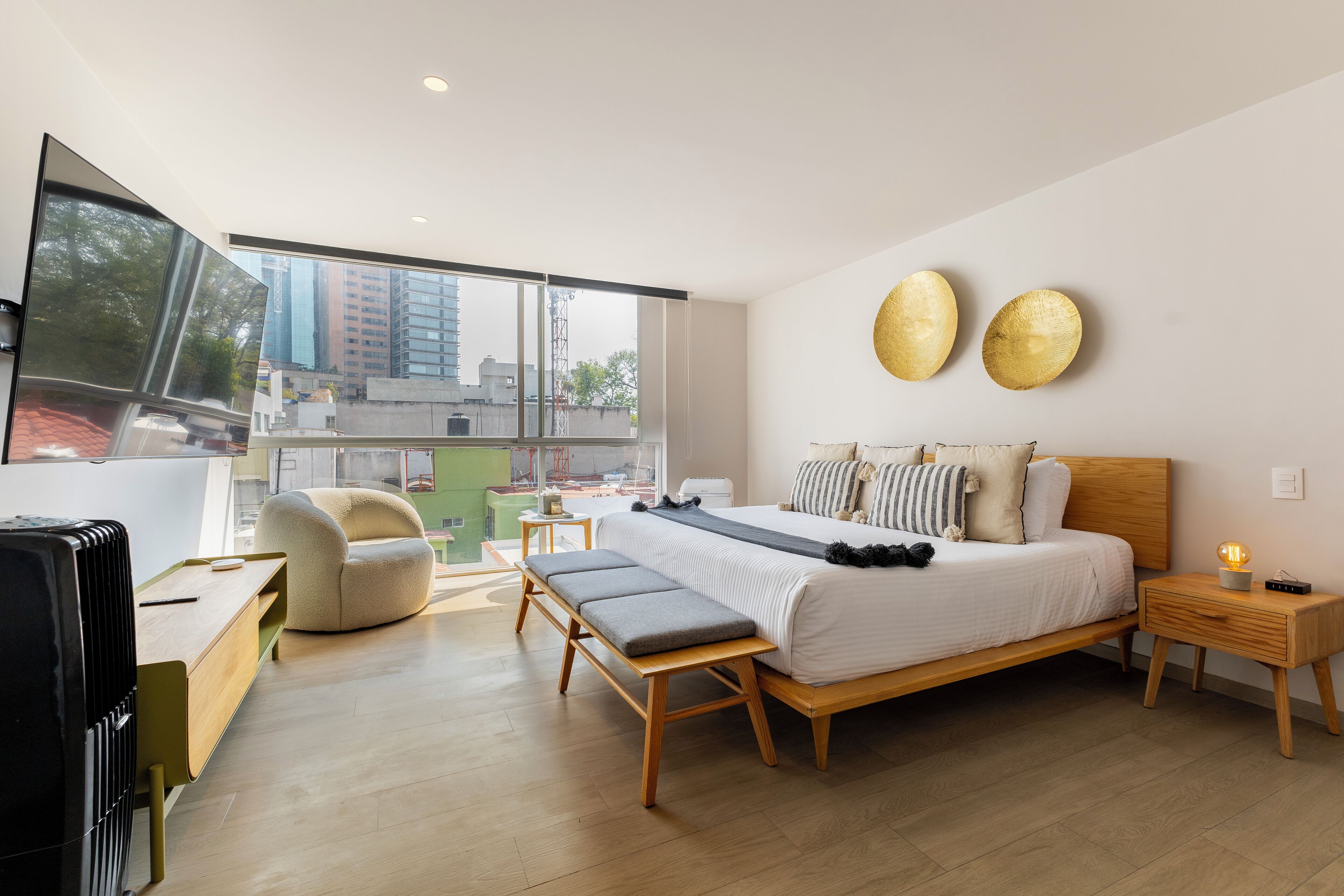 2 bedrooms, in-room safe, desk, iron/ironing board