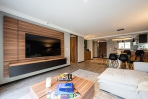 Fernseher, Bücher, Stereoanlage, Arbeitsbereiche