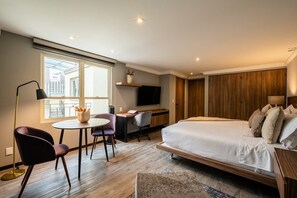 2 chambres, coffres-forts dans les chambres, bureau