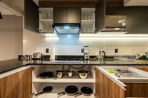 Refrigerador, microondas, horno y parrilla de estufa