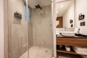 Tina, secadora de cabello, toallas, jabón 