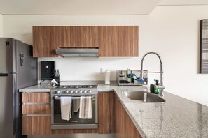 Refrigerador, microondas, horno, placa de cocina