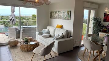 Télévision, lecteur de DVD, livres, médiathÚque