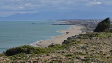 Plage à proximité, chaises longues