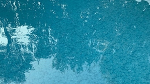 Una vista clara d'una piscina amb paviment de rajola.
