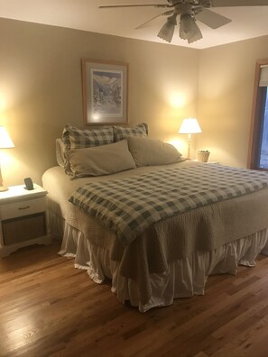 3 bedrooms, iron/ironing board, travel crib, WiFi - Lake front beauty (Hillman)
