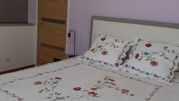 1 slaapkamer, een strijkplank/strijkijzer, reisbedje, gratis wifi