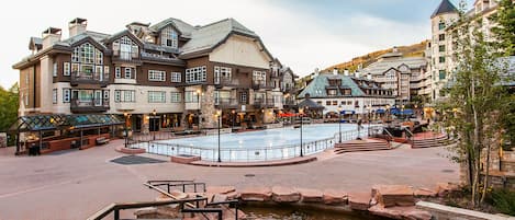 Utomhuspool och uppvärmd pool