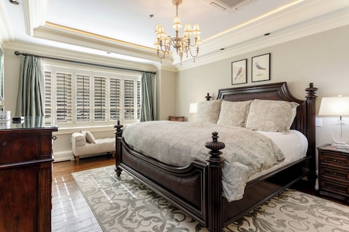Charlie's Slopeside: Luxury Ski-In/Out, BC Village, Sleeps 8, 3 King Beds, AC, Walk to Everything