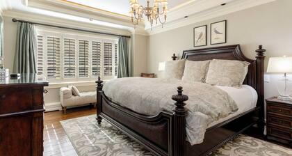 Charlie Rentz: Luxury Ski-In/Out, BC Village, Sleeps 8, 3 King Beds, AC, Walk to Everything