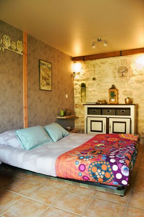 Een bureau, een strijkplank/strijkijzer, reisbedje, gratis wifi