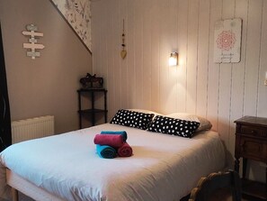 Een bureau, een strijkplank/strijkijzer, reisbedje, gratis wifi