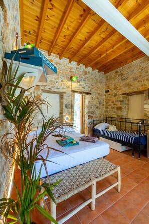 4 slaapkamers, een bureau, een strijkplank/strijkijzer, gratis wifi