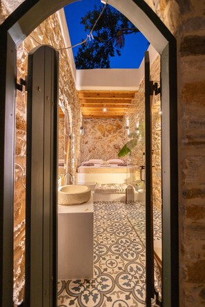 4 makuuhuonetta, työpöytä, silitysrauta/-lauta, ilmainen Wi-Fi