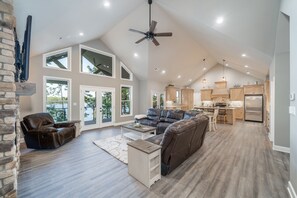 Smart TV, fireplace, video games, DVD player - New Hot Springs Lakehouse with Double Stall Dock & Boat for Rent! (Hot Springs)