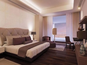 2 habitaciones, escritorio y tabla de planchar con plancha