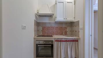 Frigorifero, piano cottura, pentole/stoviglie/utensili