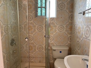 Douche, serviettes fournies, savon, papier de toilette